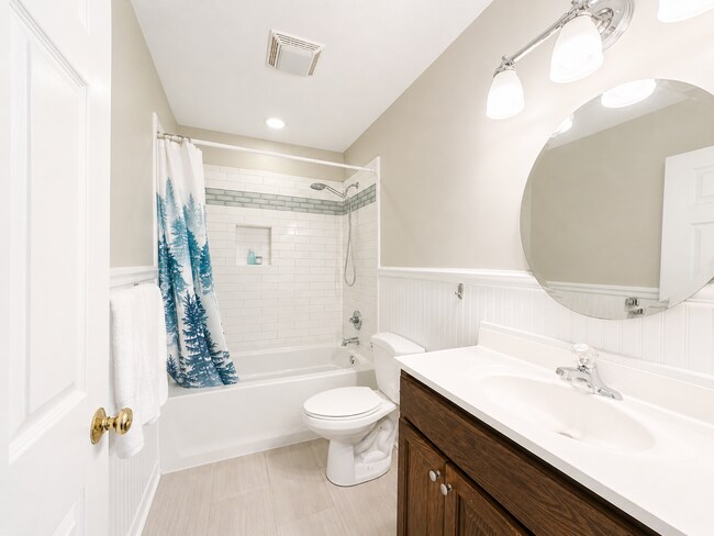 Building Photo - Black Mountain Townhome