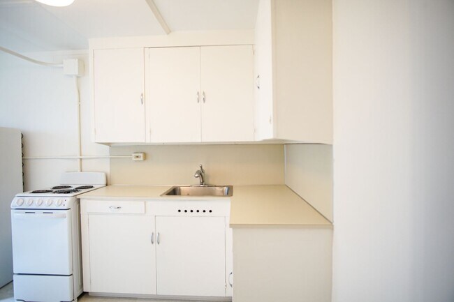 Building Photo - Close-in NE Daylight Basement Studio Ready...