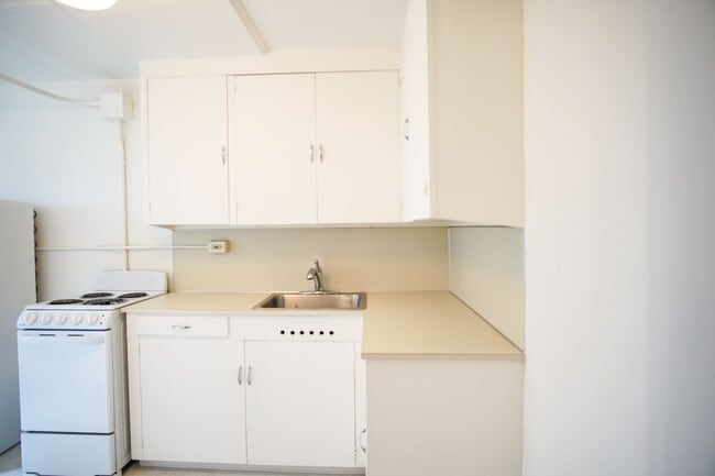 Building Photo - Close-in NE Daylight Basement Studio w/ App Fee Special Ready Now!