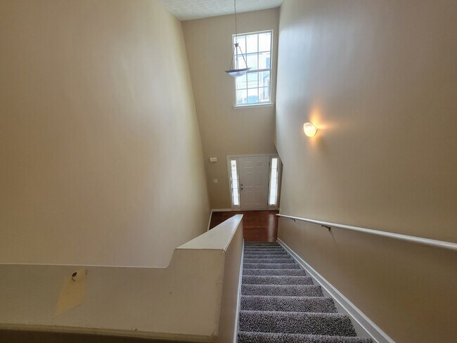 Building Photo - Save Time - Save Money - Beautiful Townhome - New Carpet