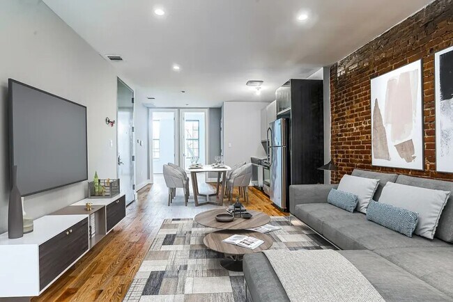 Building Photo - Furnished room/NOT APARTMENT