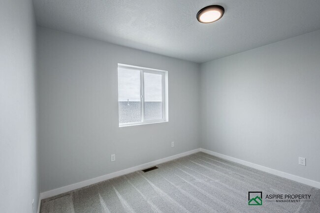 Building Photo - Brand New 5 Bed 3 Bath home 2600sf+ and a 3 car garage