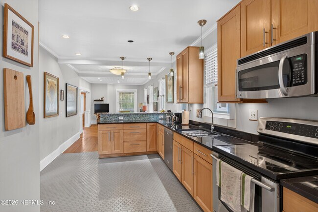 Building Photo - 1555 Belmonte Ave
