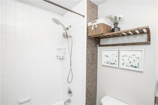 Building Photo - 952 Myrtle St NE