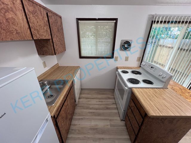 Building Photo - 3520 SE 67th Ave