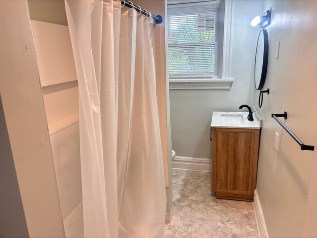 Building Photo - 4 Bedroom, 2 Full Baths Harrisburg House f...