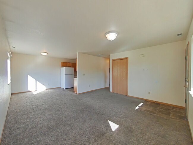 Building Photo - 3 Bedroom with DETACHED GARAGE! Great Cent...