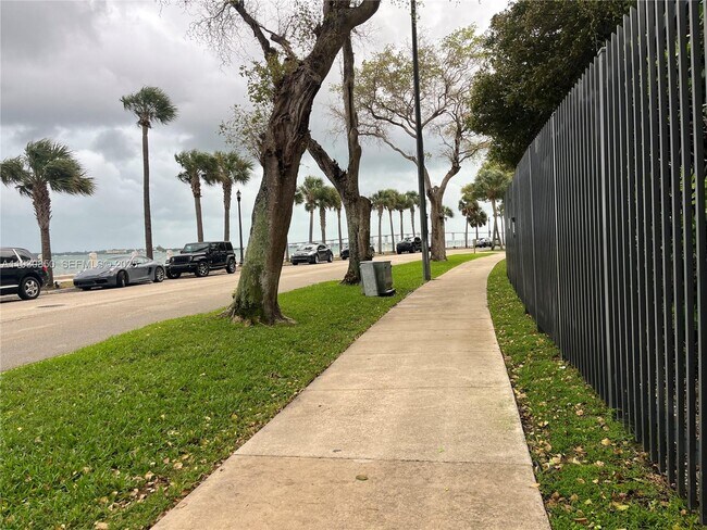 Building Photo - 1408 Brickell Bay Dr