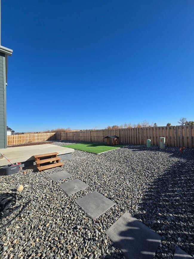 Building Photo - Like new 3 bedroom 2.5 bath with loft