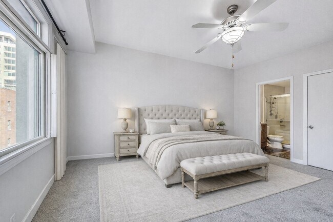 Building Photo - 680 N Green St