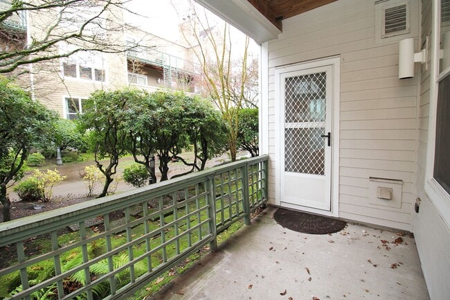 Building Photo - 1710 S Harbor Way