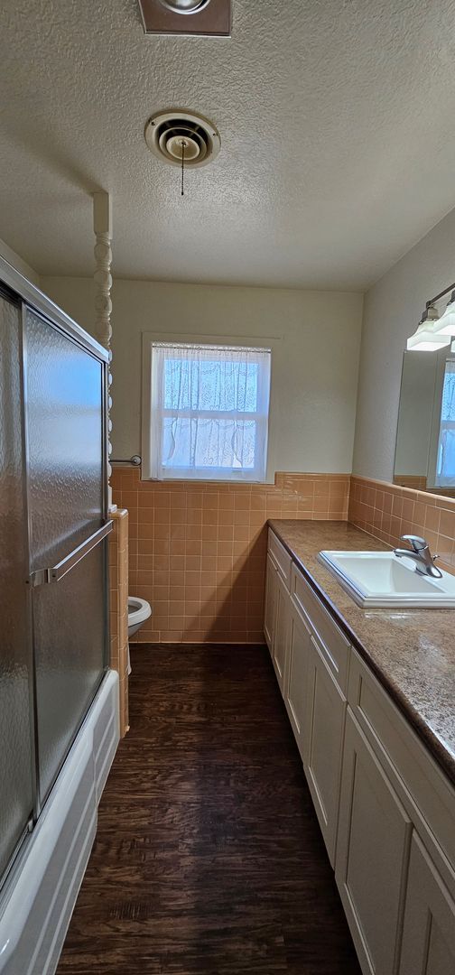 Building Photo - Gorgeous 3 bedroom, 2 bath home Available 4/17