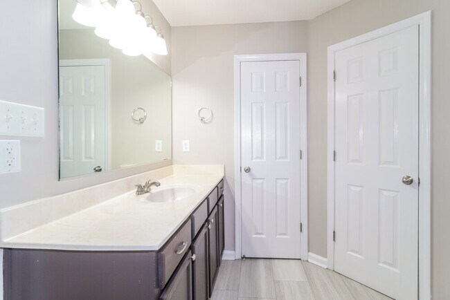 Building Photo - 10790 Wellington Dr