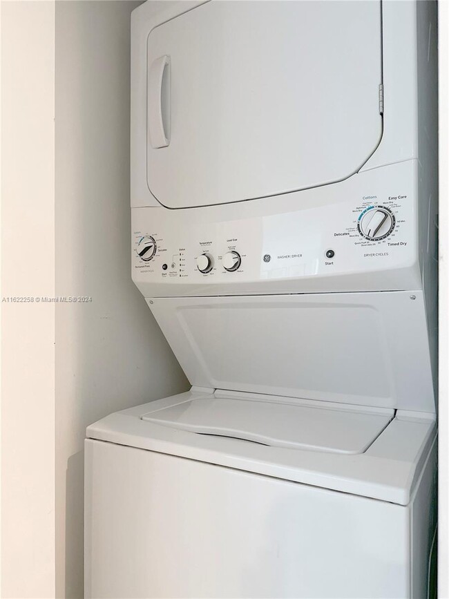 Washer / Dryer - 1300 S Miami Ave