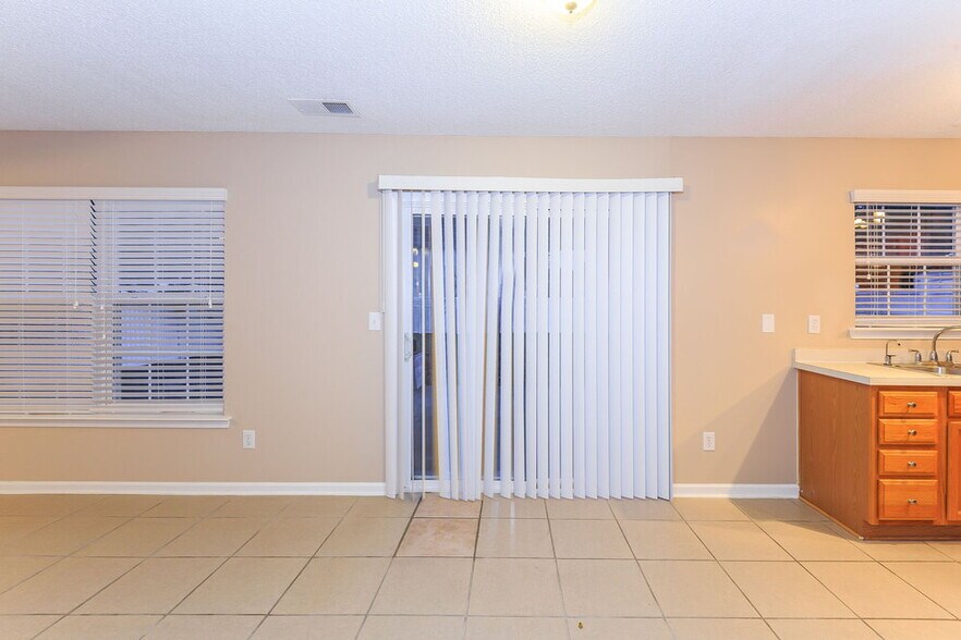 Building Photo - 15239 Pangborn Pl