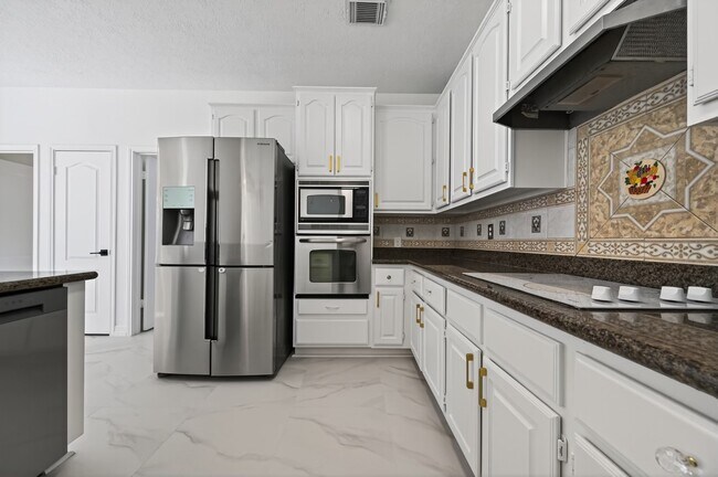 Building Photo - 2431 Parkwood Ln