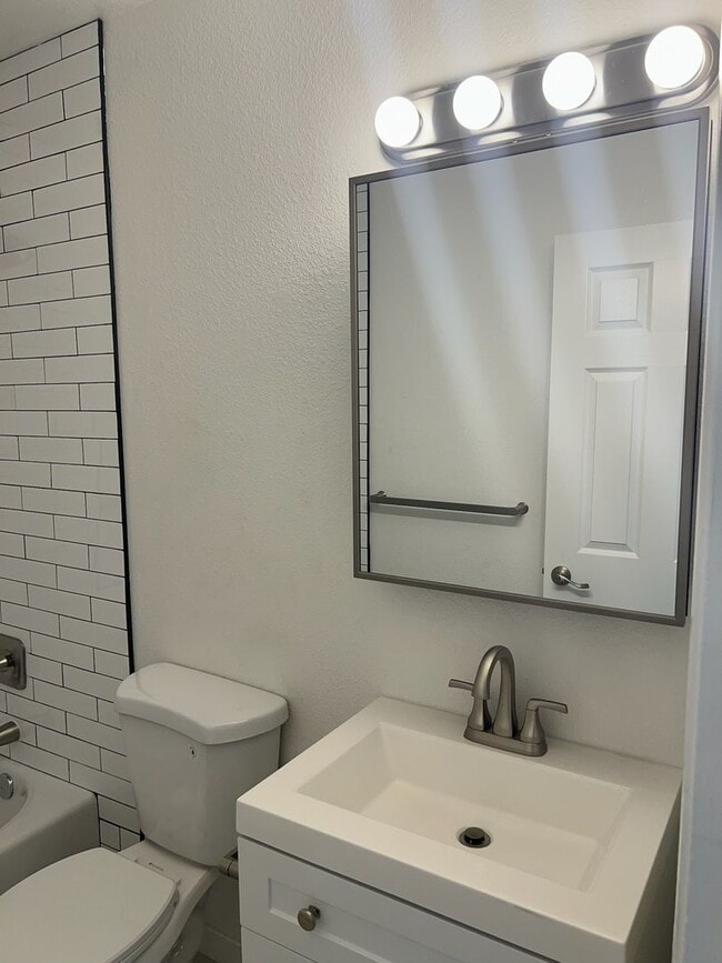 Building Photo - Newly renovated Beauty!