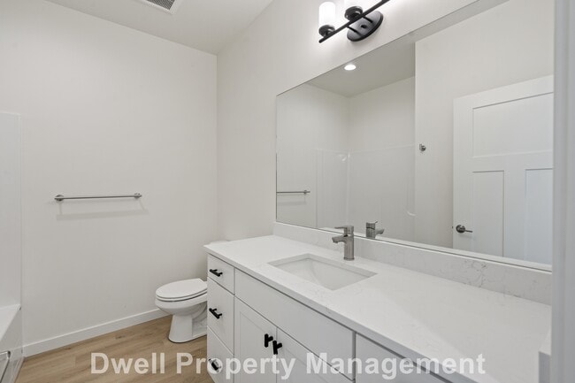Building Photo - 4020 Dewey Rd