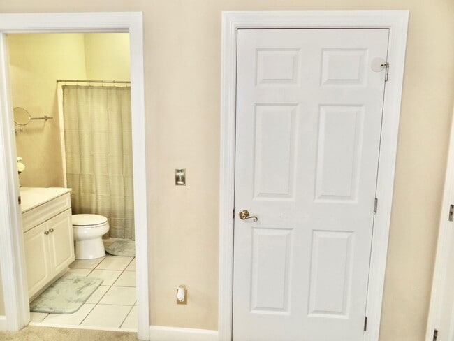 Building Photo - 6 month to 1year Fully Furnished Rental