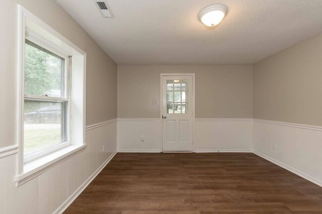 Building Photo - Three Bedroom Home!