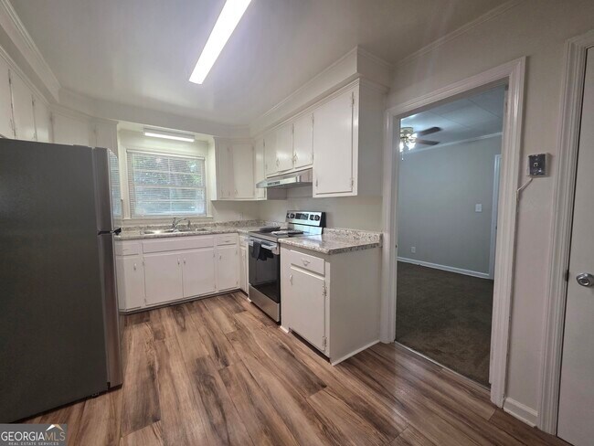 Building Photo - 2639 Tredway Dr