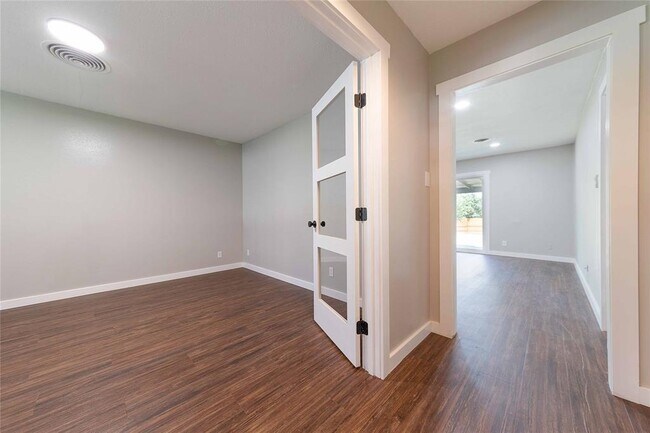 Building Photo - 11603 Oak Trail