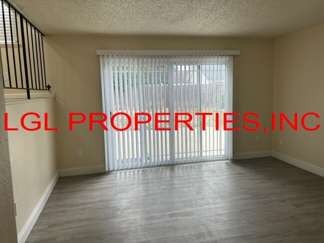 Building Photo - 1470 Pebblewood Dr