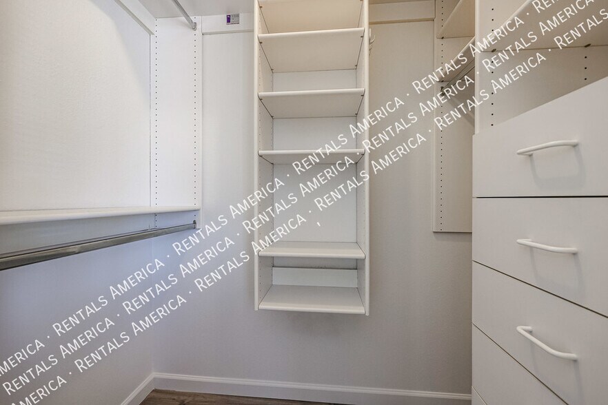 Building Photo - 3704 S Terrace Rd