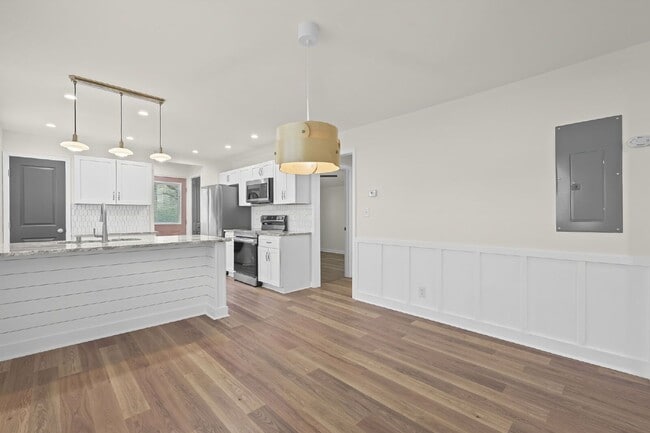 Building Photo - 441 Oak Dr