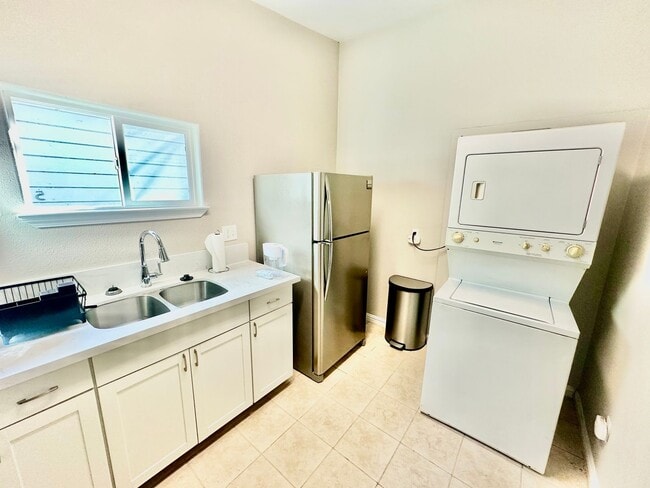 Building Photo - Fully Furnished Tower District Studio