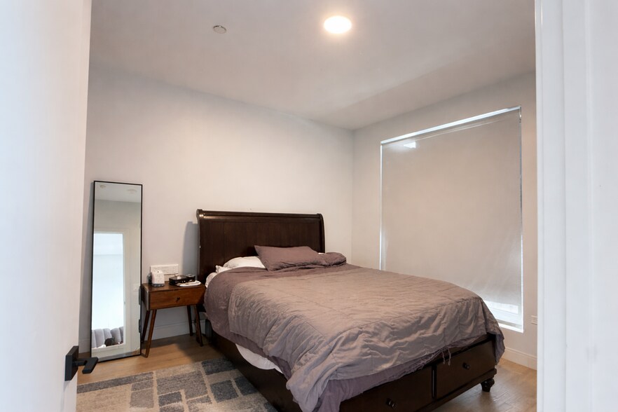 Building Photo - 948 W Sunnyside Ave