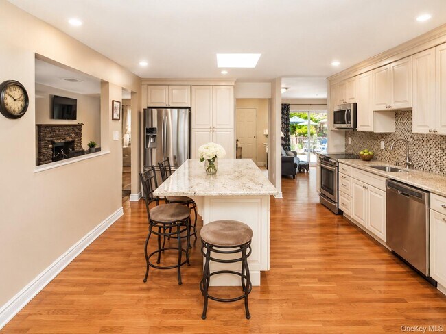 Building Photo - 10 Roe Cir