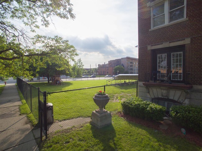 Building Photo - 484 Brainard St