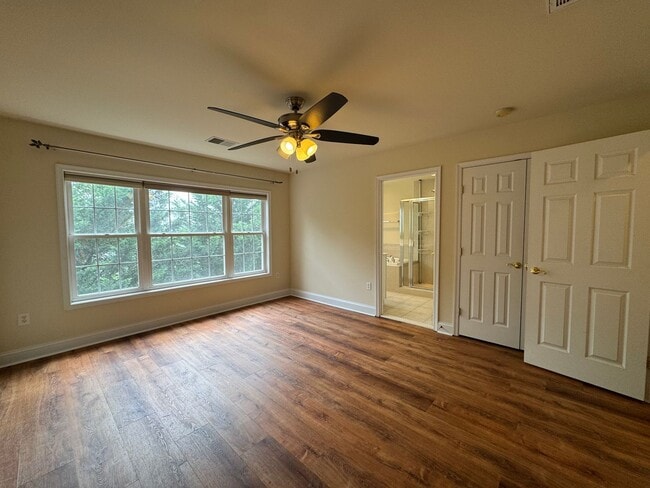 Building Photo - Gorgeous 3 Bed 3 Bath End Unit Brick Townh...