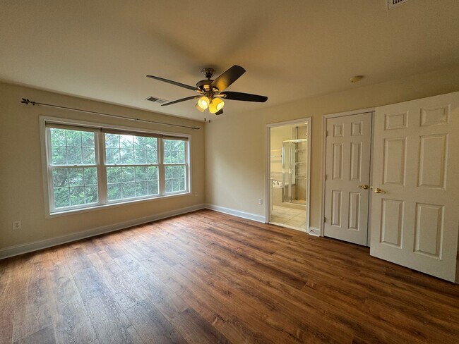 Building Photo - Gorgeous 4 Bed 3 Bath End Unit Brick Townh...