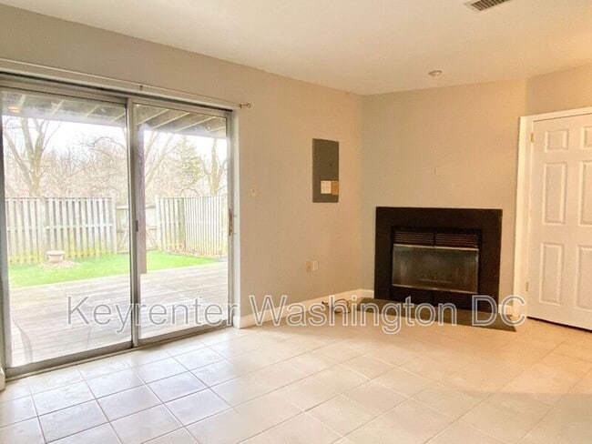 Building Photo - 18231 Fox Chase Cir