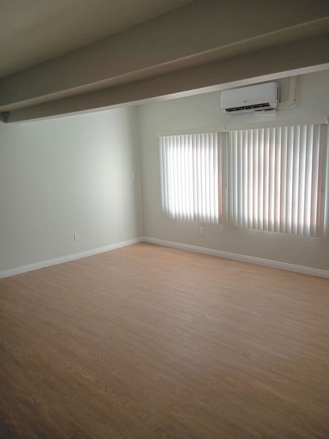 Interior Photo - 5302 Colodny Ave