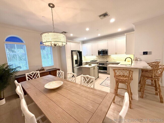 Building Photo - 809 Estancia Wy