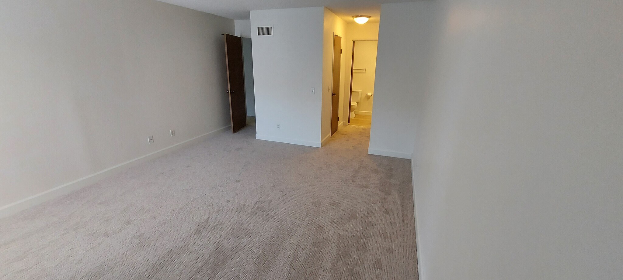 Large master bedroom w/walk in closet and bath. - 9150 Gramercy Dr