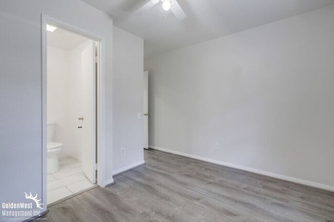 Building Photo - Updated 2Bdm 2Ba Condo in Windsor Chalet C...