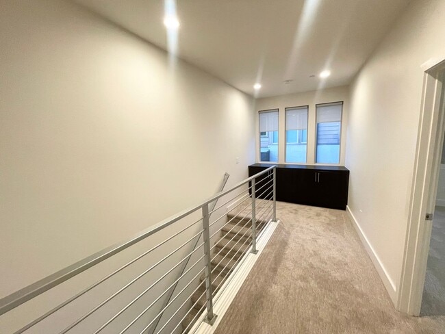 Building Photo - Updated 3 bed / 2.5 bath home in the desirable Frame & Focus community of Civita