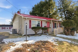 Building Photo - 3 bed, 1 bath.  Pet Friendly New remodel