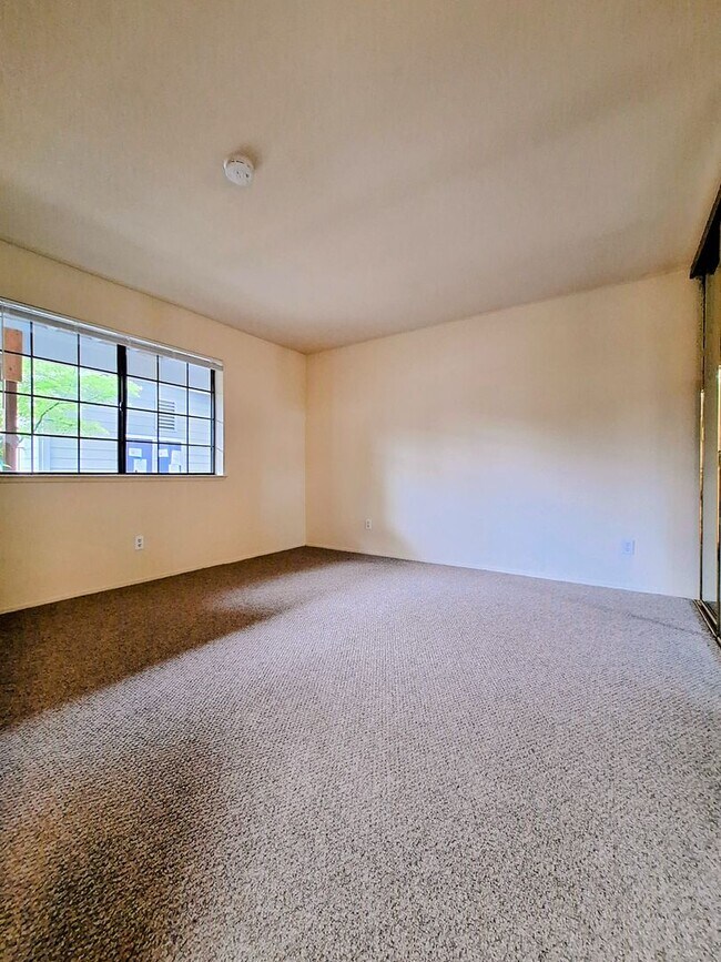Building Photo - Refurbished Condo on 1st Floor With Laundry, Patio, Garage; Next to Pool!