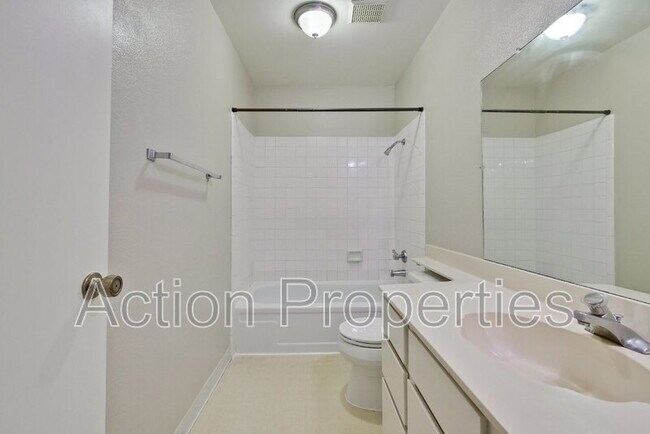 Building Photo - 49 Showers Dr
