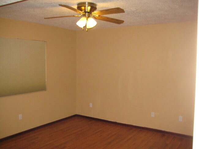 Building Photo - Beautiful  4 Bedroom Home