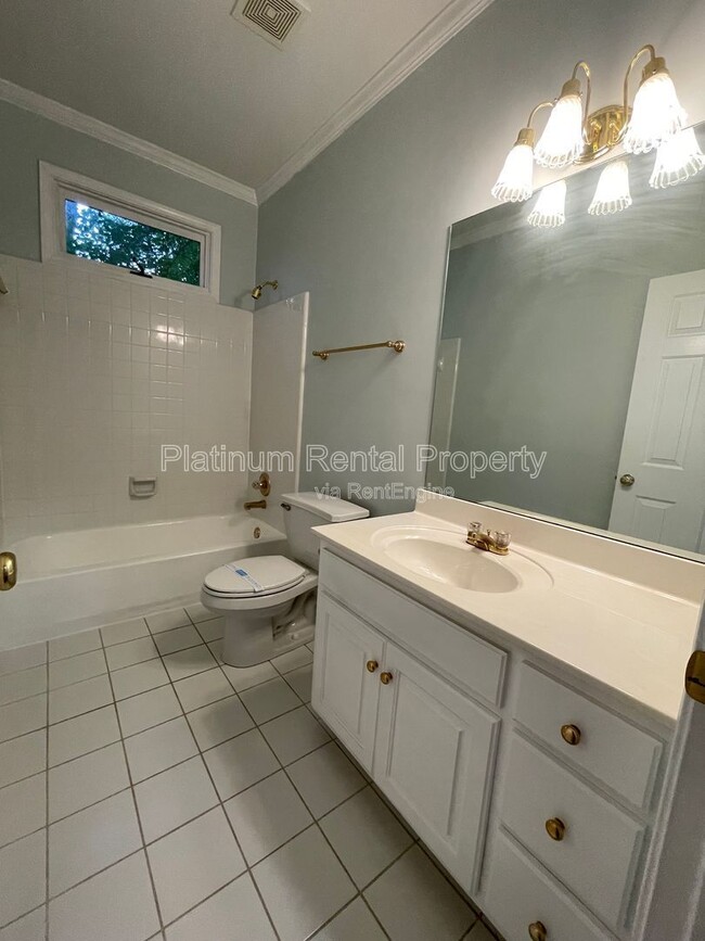 Building Photo - 870 Ingleside Dr
