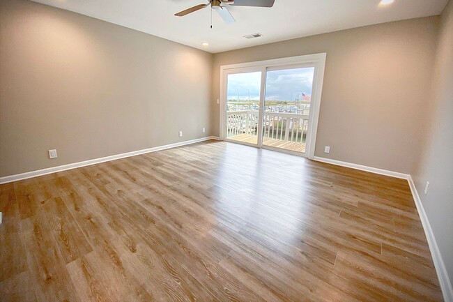 Building Photo - NEWLY REMODELED 3Bd/2.5 BA Wrightsville Be...