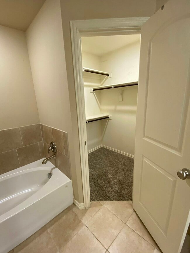 Building Photo - 1705 Carverly Dr