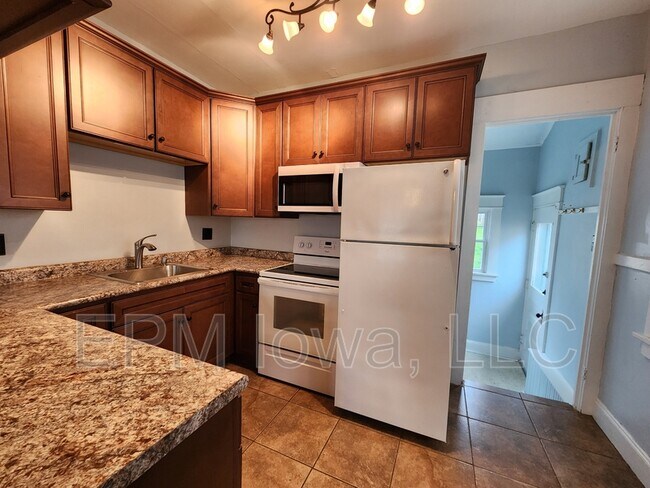 Building Photo - 1119 Maplewood Dr NE