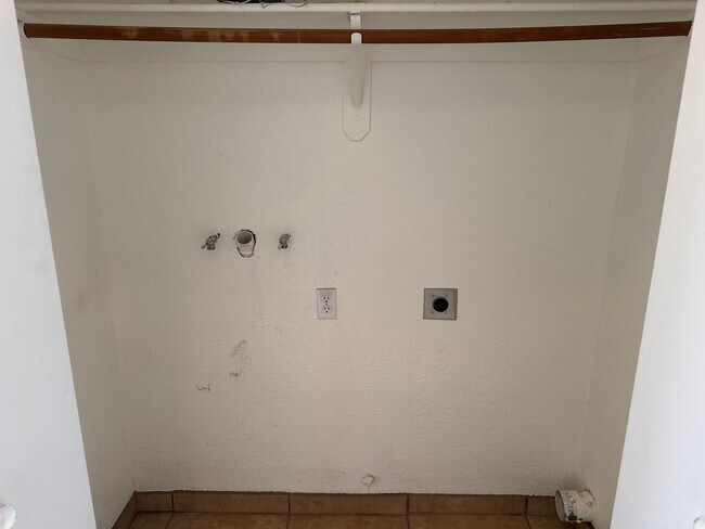 Building Photo - 2834